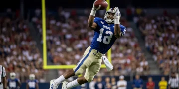 USFL wide receiver making a spectacular catch, highlighting a future breakout star.